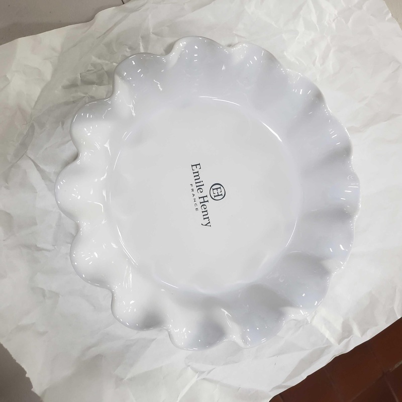 Emile Henry Ruffled Pie Dish: Blanc